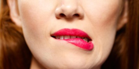 Прикусывание губы