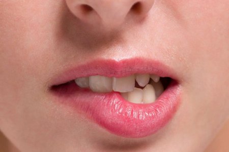 Прикусила губу