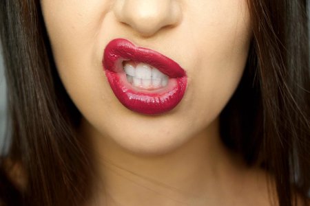 Женские губы с языком