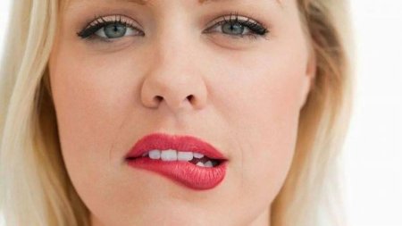 Девушка прикусывает нижнюю губу