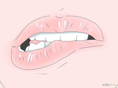 Прикусывает губу аниме