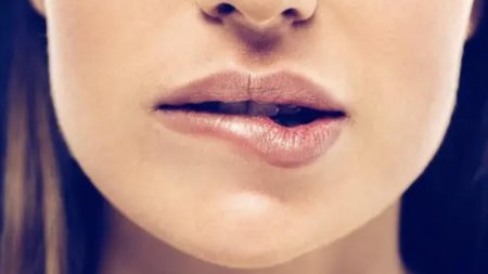 Прикусывание губы