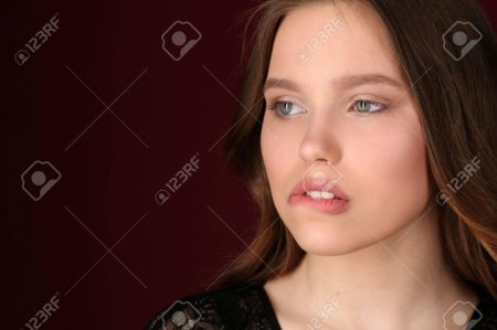 Девушка прикусывает нижнюю губу