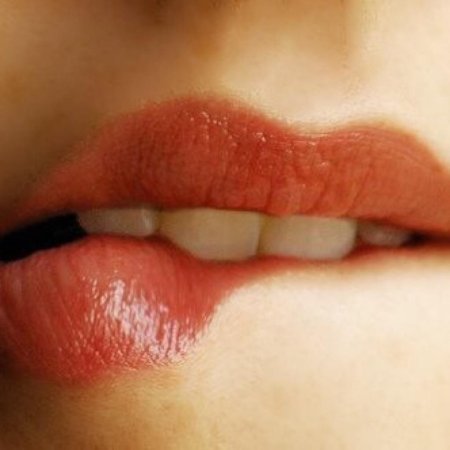 Прикус губы