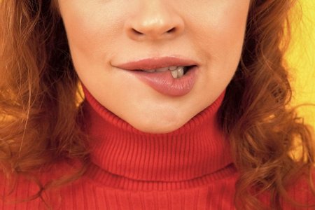 Рыжая прикусывает губу