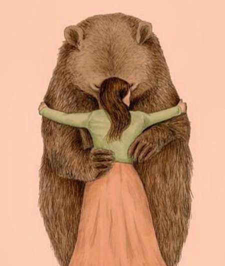 Медведь обнимает девушку