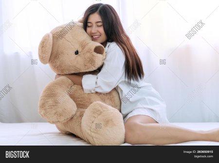 Девушка сидит на плюшевом медведе