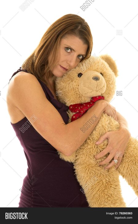 Девушка обнимает мишку
