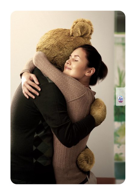 Девушка обнимает мишку