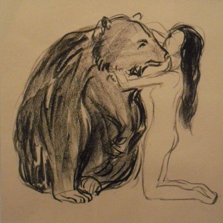 Медведь обнимает девушку