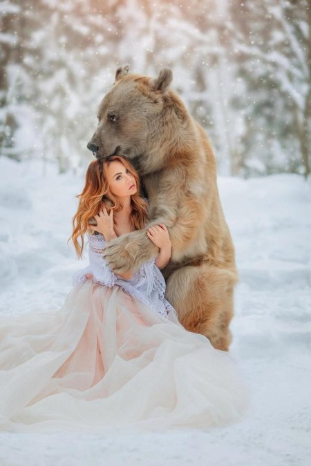 Девушка с медведем