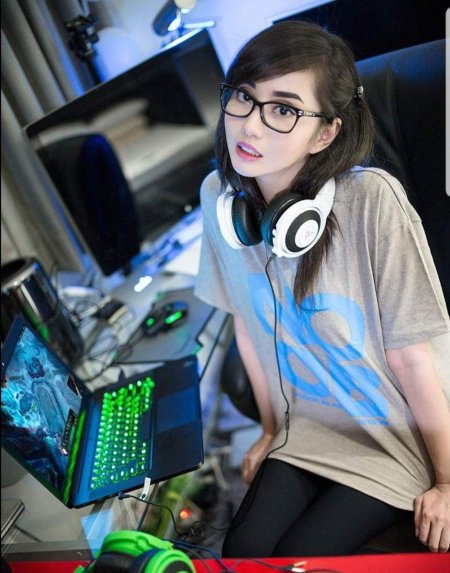 Девушка геймер