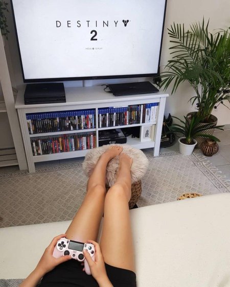 Девушка PLAYSTATION