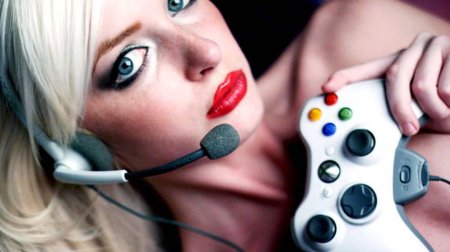 Девушка с джойстиком