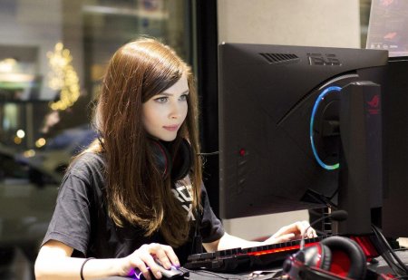 Девушка геймер