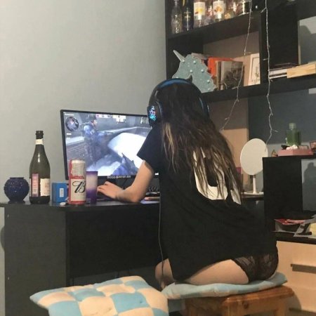 Девушка геймер с большой попой