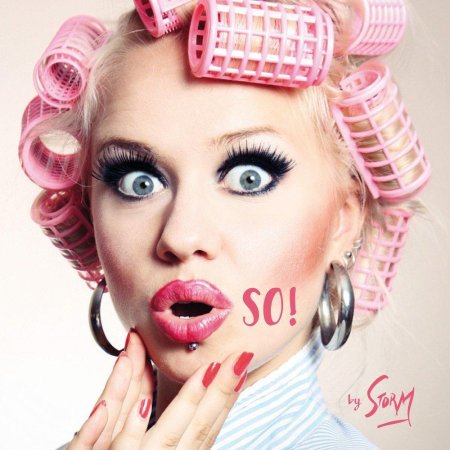 Девушка в бигуди