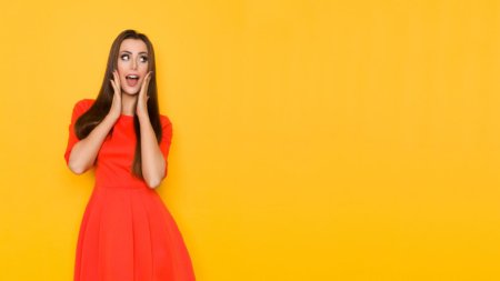 Девушка на желтом фоне