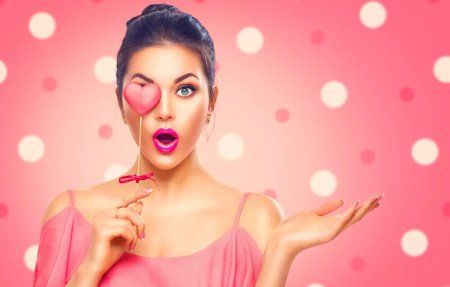 Яркая девушка