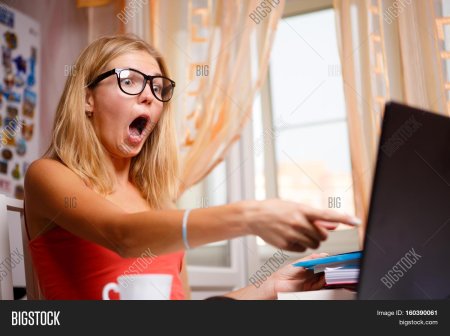 Женщина удивляется