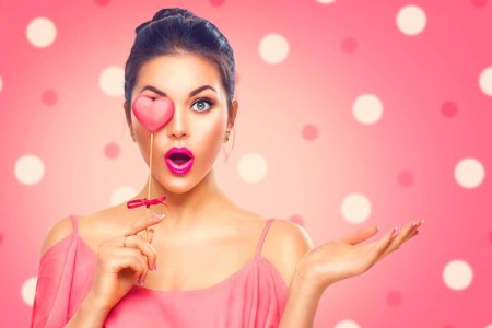 Яркая девушка