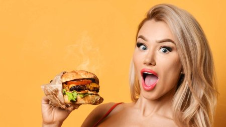 Девушка из рекламы Биг Тейсти