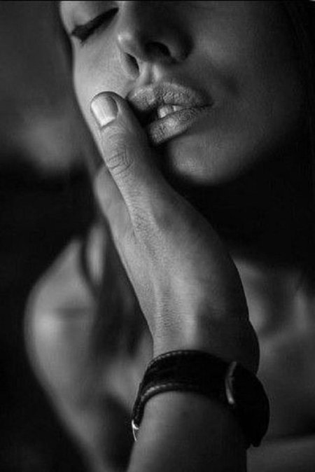 Палец во рту у девушки