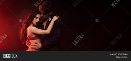 Девушка в Красном белье с мужчиной