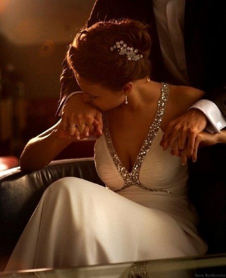 Мужчина расстегивает платье женщине