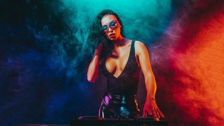 Женщина диджей