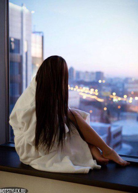 Девушка у окна