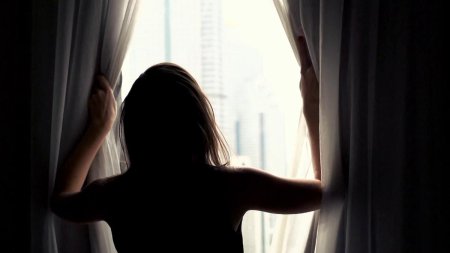 Женский силуэт в окне