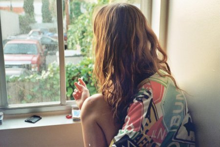 Девушка у окна