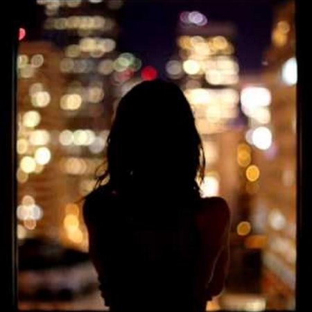 Девушка со спины ночью