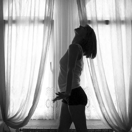 Девушка с каре со спины брюнетка