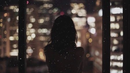 Женщина спиной у окна