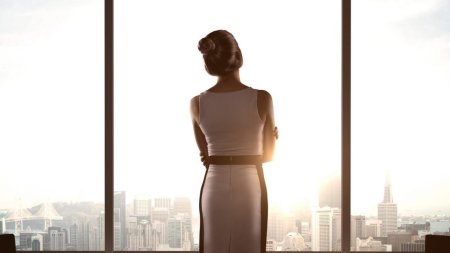 Женщина спиной у окна