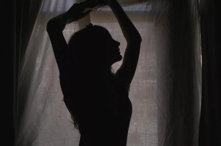 Силуэт девушки со спины