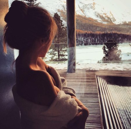 Девушка сидит спиной