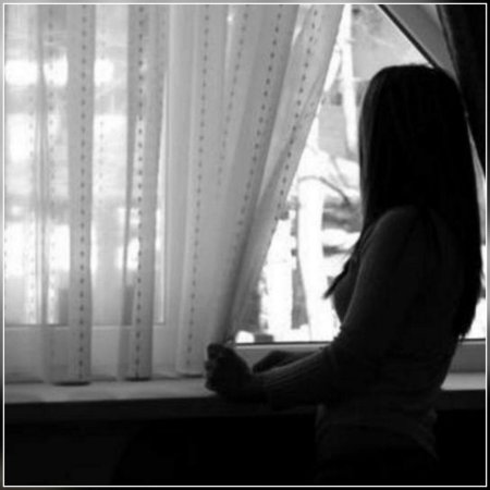 Брюнетка у окна со спины