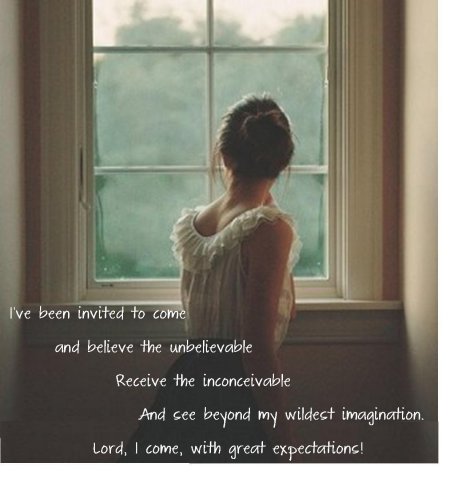 Девушка у окна со спины