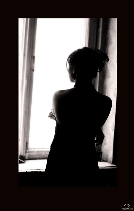 Девушка у окна со спины