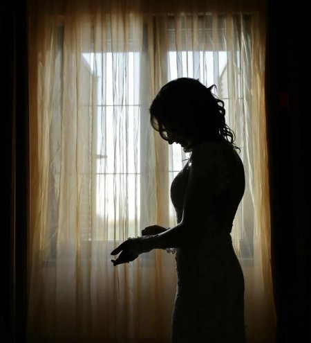 Женский силуэт в окне