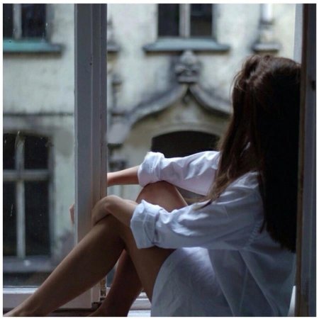 Девушка грустит