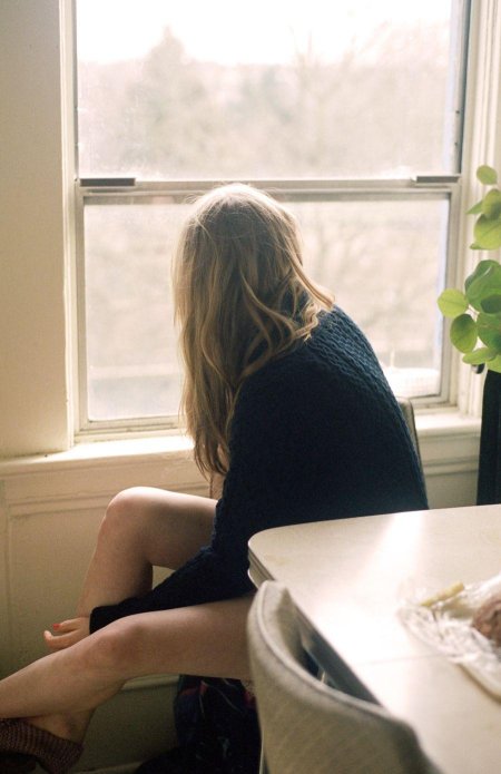 Грустная блондинка