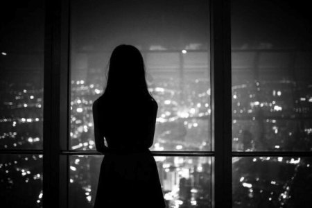 Силуэт девушки у окна