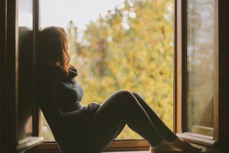 Женщина на подоконнике