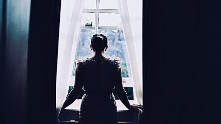 Девушка у окна