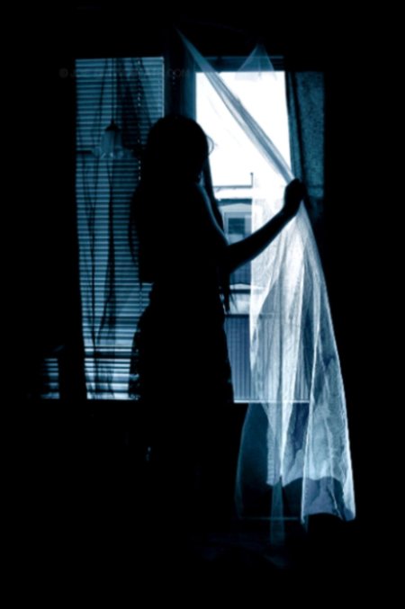 Женский силуэт в окне