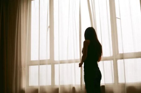 Девушка у окна